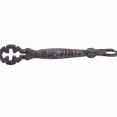 Ключ железный для навесного замка с цилиндрическим корпусом, типа А по классификации Колчина(1959), типа 3 по классификации Томтлунда(1978). 8 - начало 13 века. 